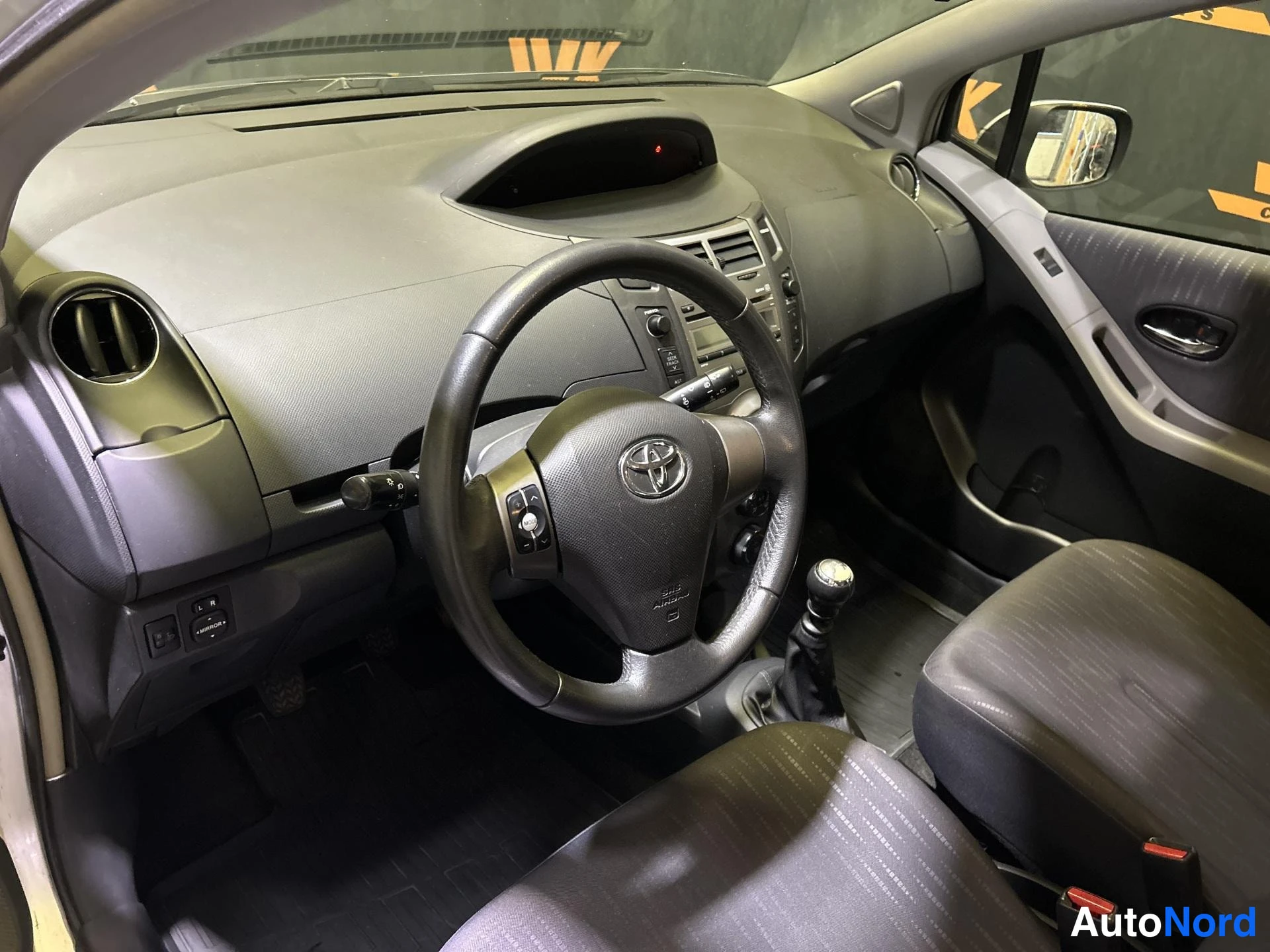 Silver Toyota Yaris 2010, cockpit, photo 7