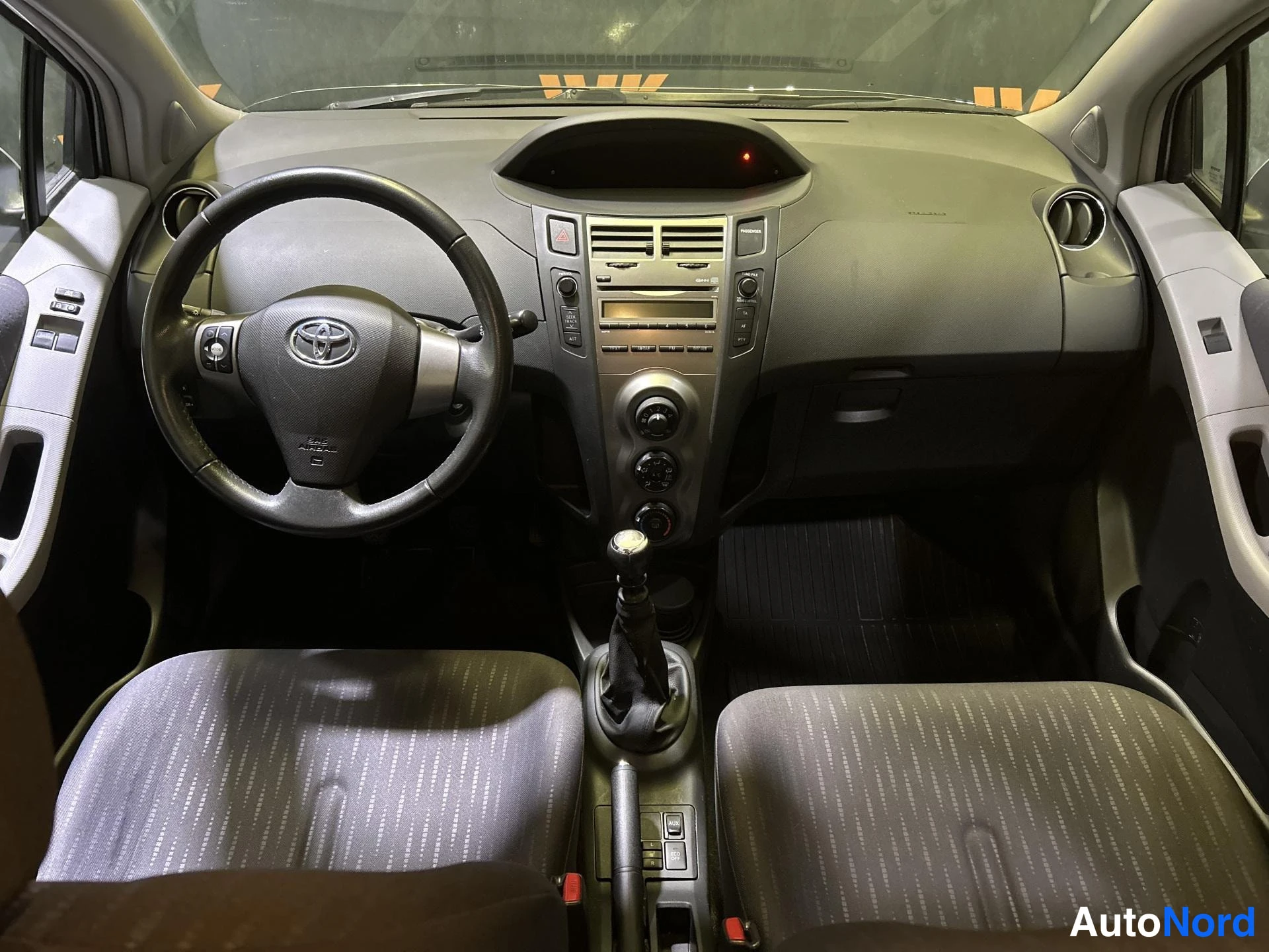 Silver Toyota Yaris 2010, cockpit, photo 8