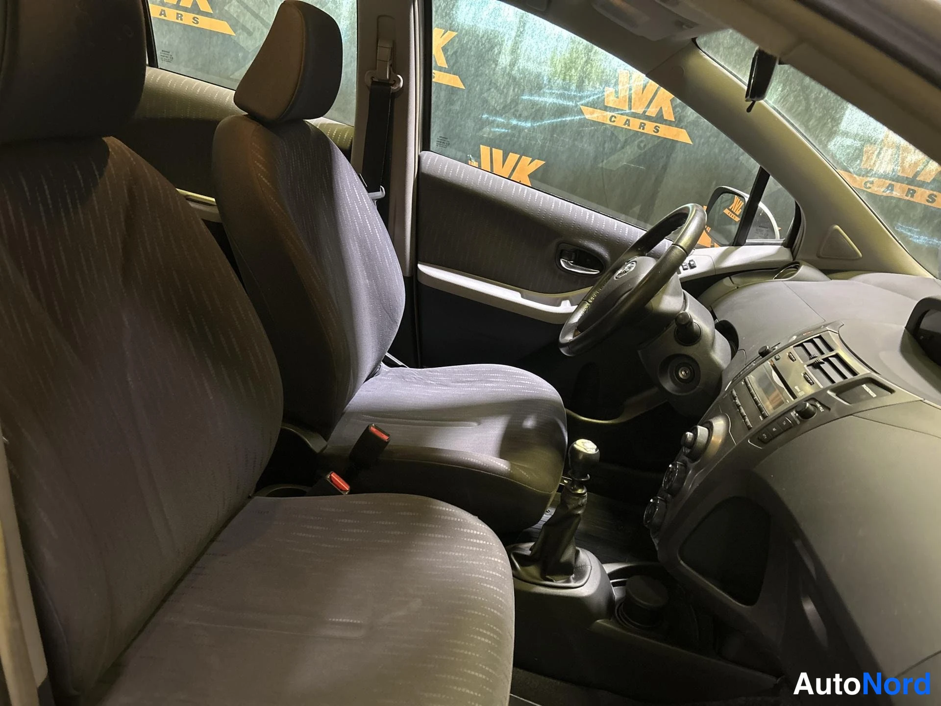 Silver Toyota Yaris 2010, cockpit, photo 9