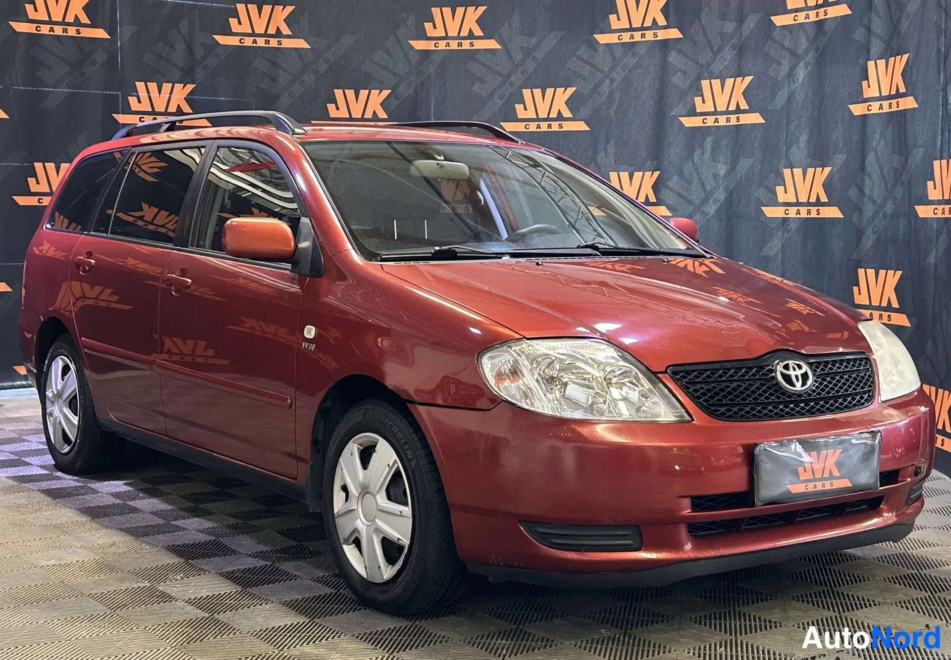 Red Toyota Corolla 2002, front three-quarter, nose to the right, photo 2