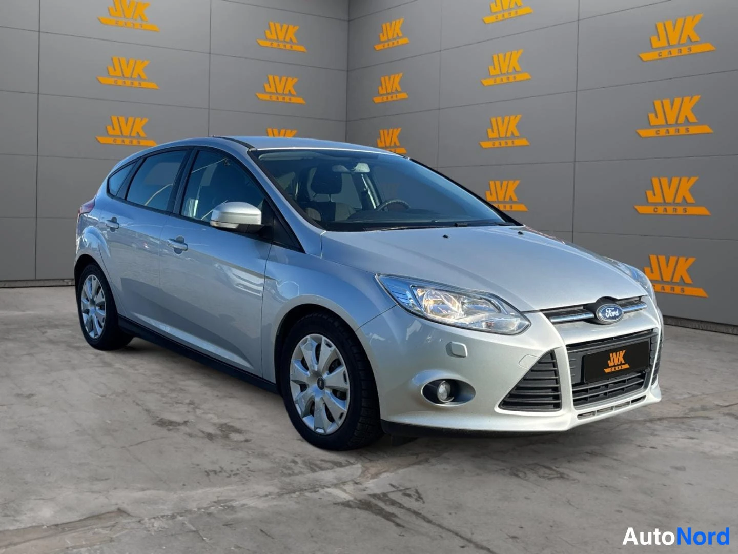 Grey Ford Focus 2012, front three-quarter, nose to the right, photo 3