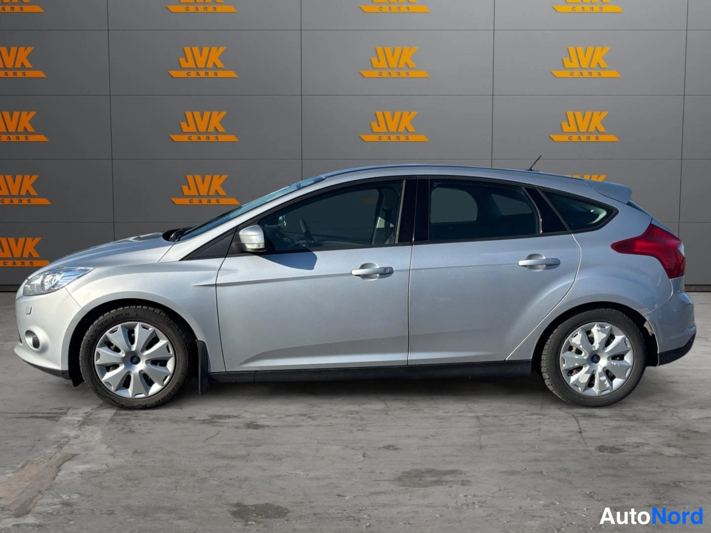 Grey Ford Focus 2012, front three-quarter, nose to the left, photo 2