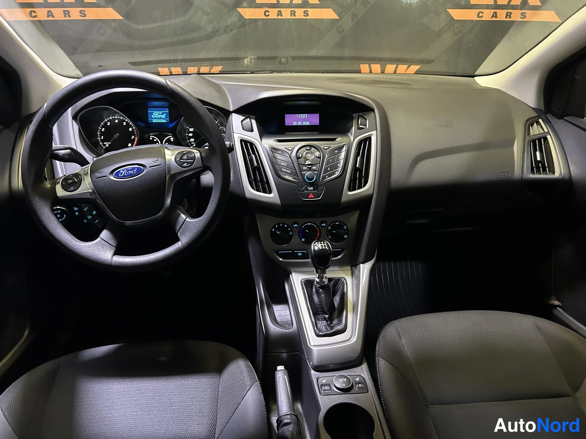 Grey Ford Focus 2012, cockpit, photo 9
