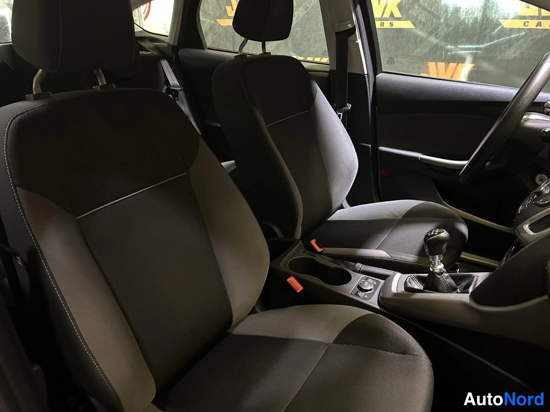 Grey Ford Focus 2012, front seats, photo 10