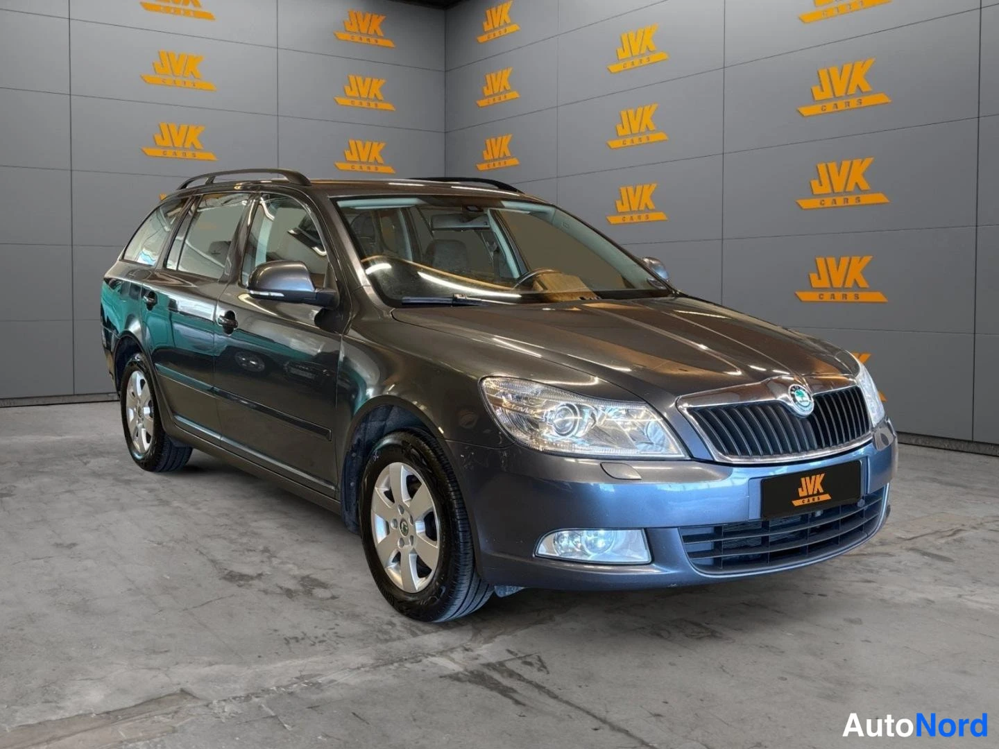 Grey Skoda Octavia 2011, front three-quarter, nose to the right, photo 3