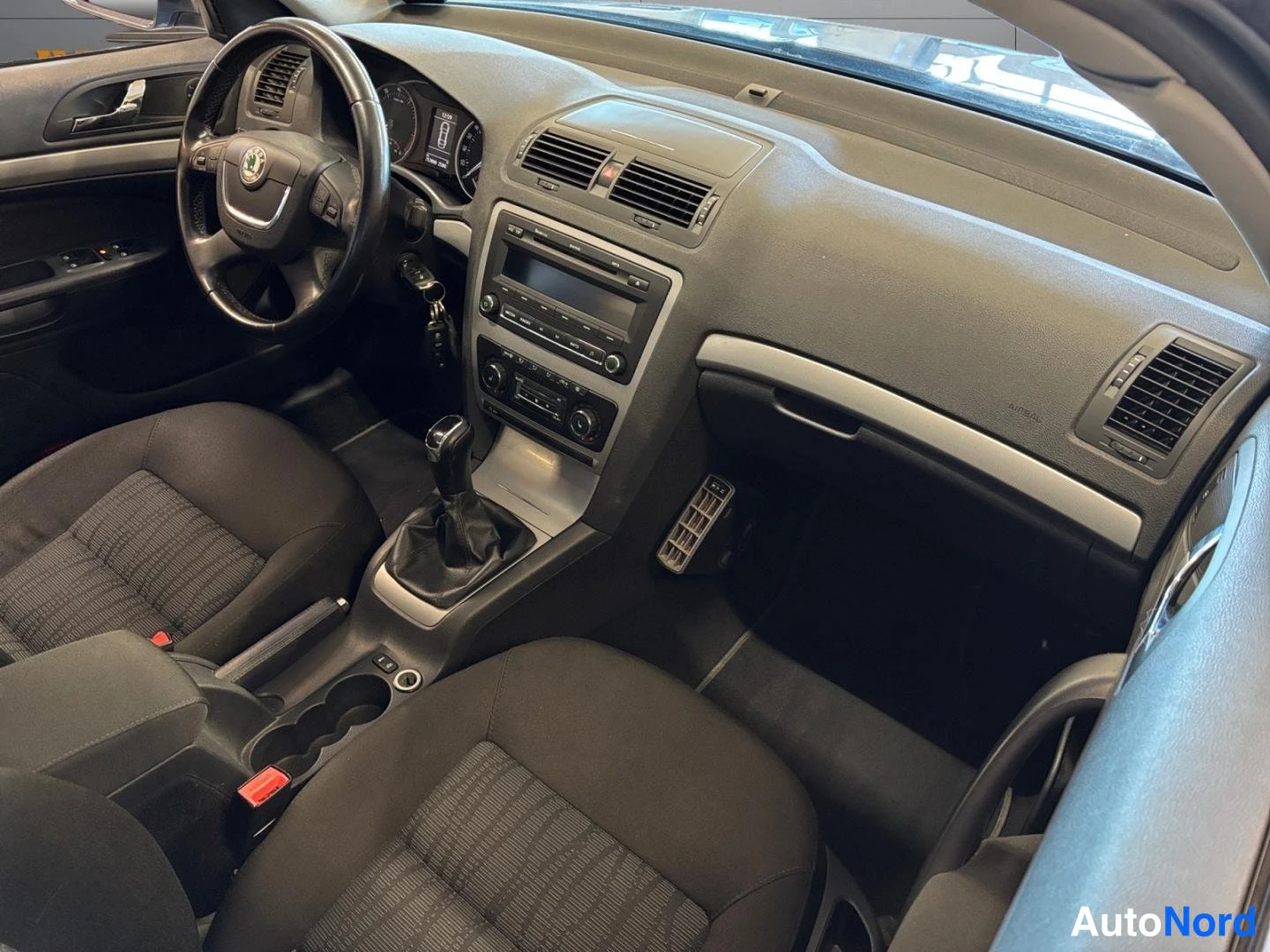Grey Skoda Octavia 2011, cockpit, photo 9