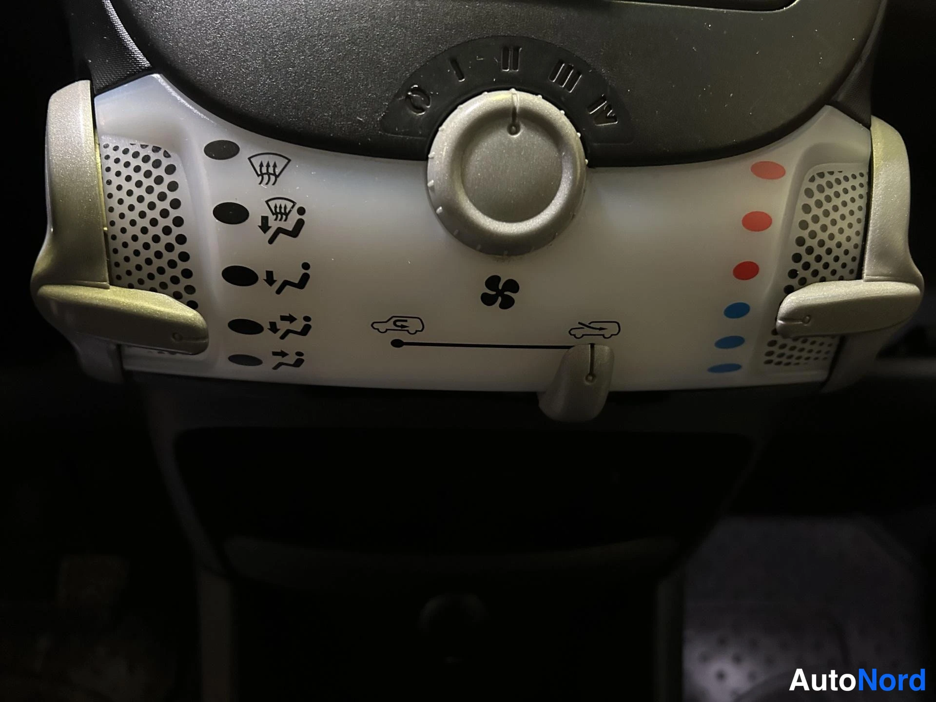 Red Citroen C1 2012, detail, photo 13