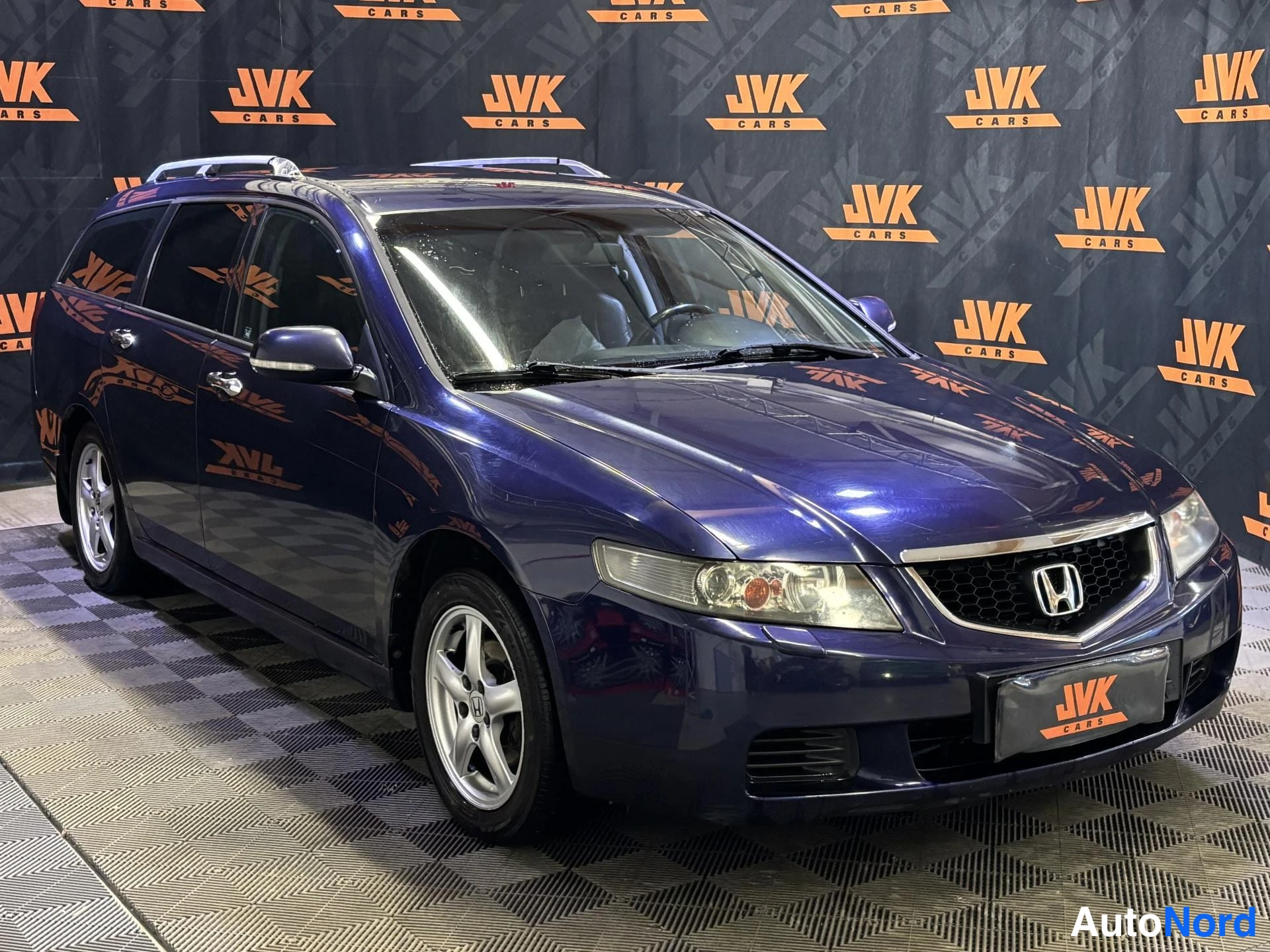 Blue Honda Accord 2004, front three-quarter, nose to the right, photo 2