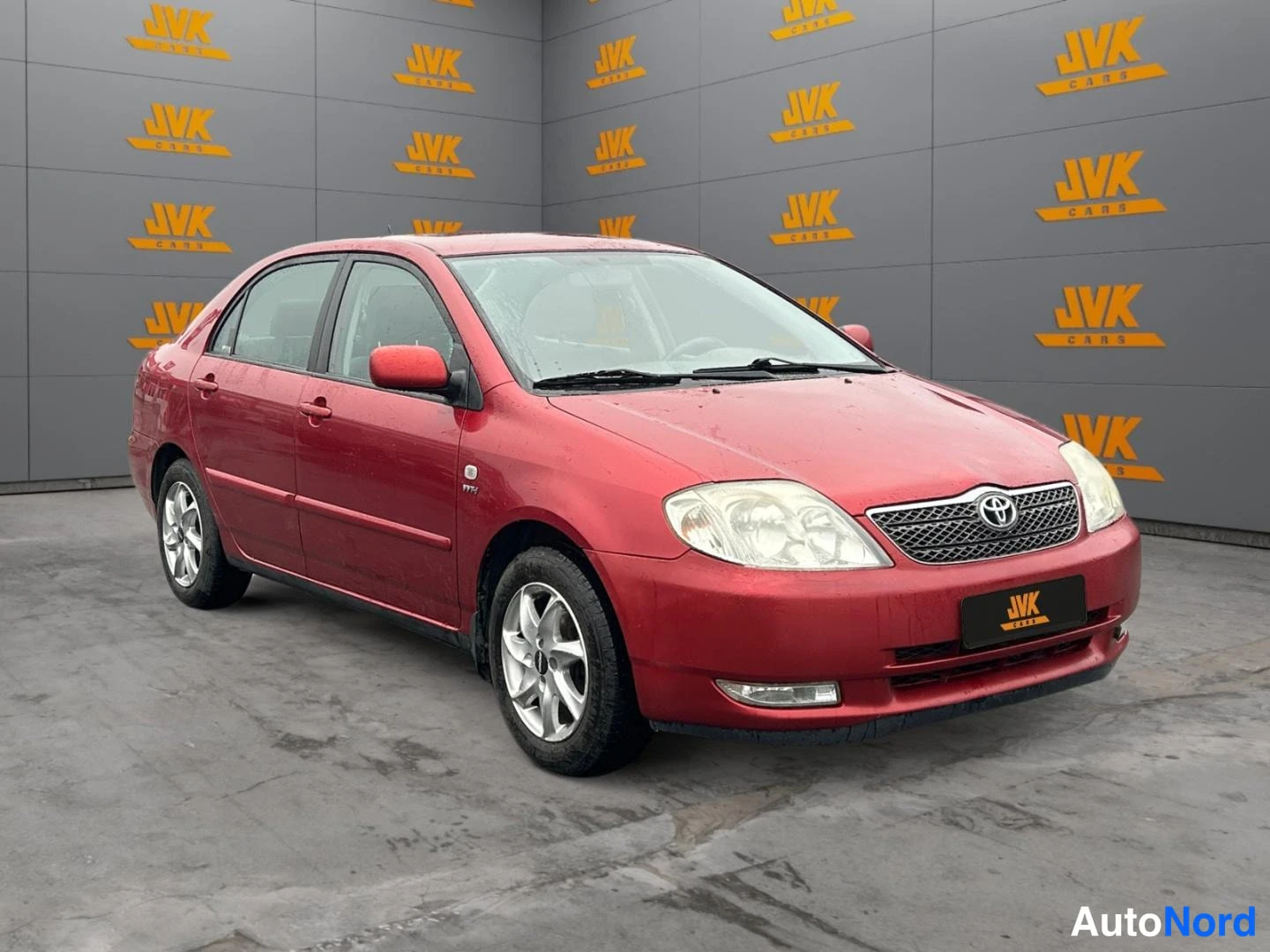 Red Toyota Corolla 2003, front three-quarter, nose to the right, photo 3