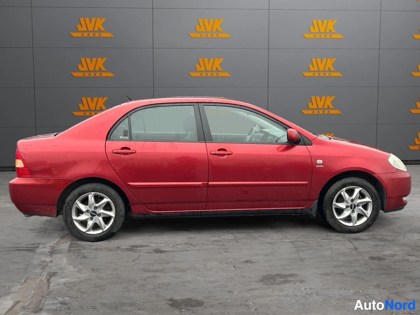 Red Toyota Corolla 2003, front three-quarter, nose to the right, photo 4