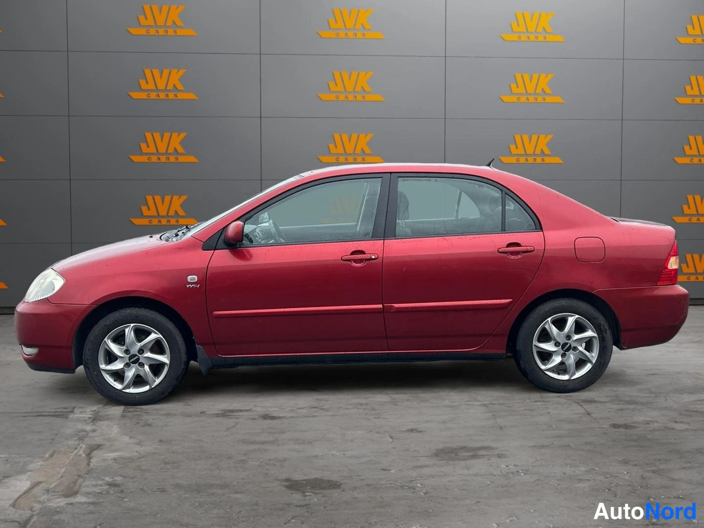 Red Toyota Corolla 2003, front three-quarter, nose to the left, photo 2
