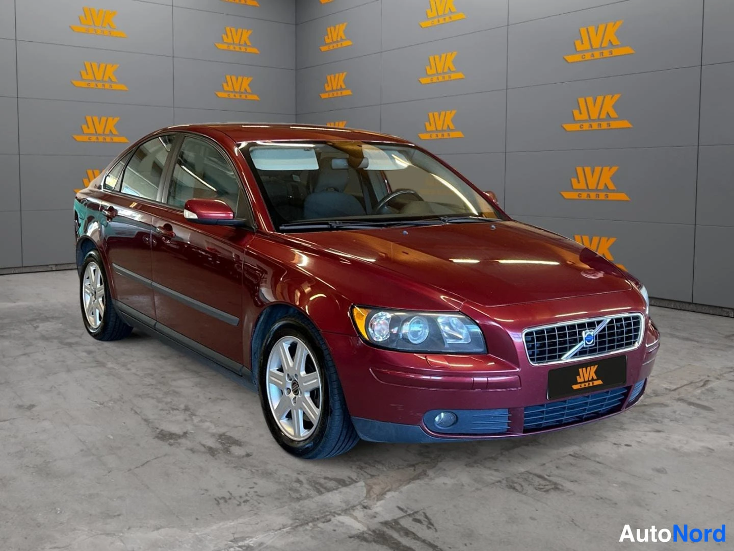 Red Volvo S40 2004, front three-quarter, nose to the left, photo 2