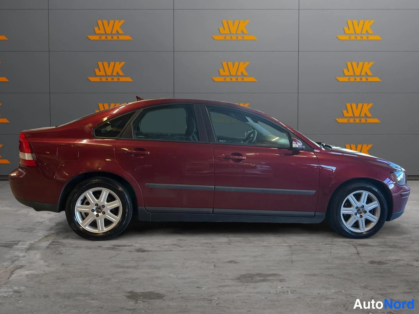 Red Volvo S40 2004, side, photo 4