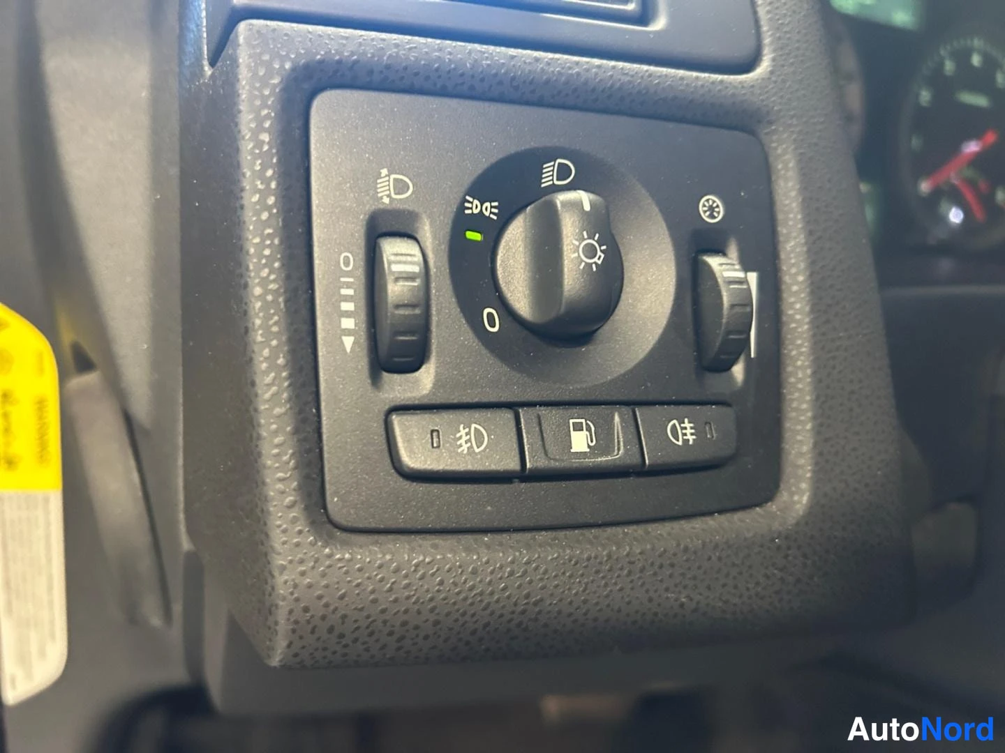Red Volvo S40 2004, detail, photo 15