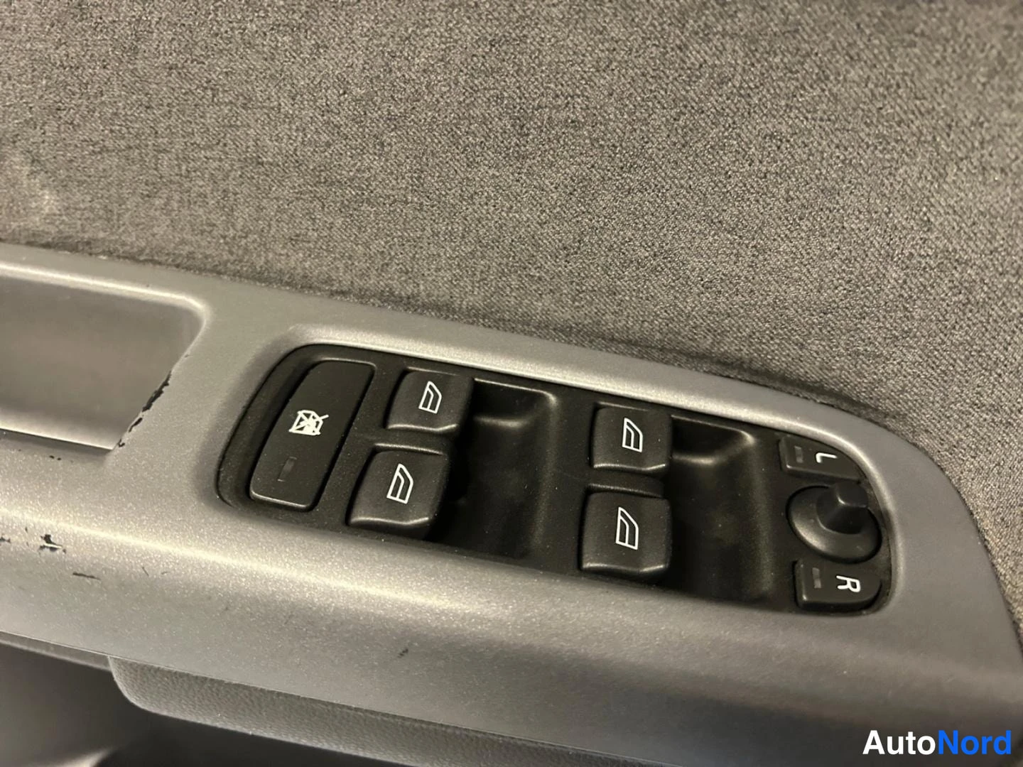 Red Volvo S40 2004, detail, photo 16