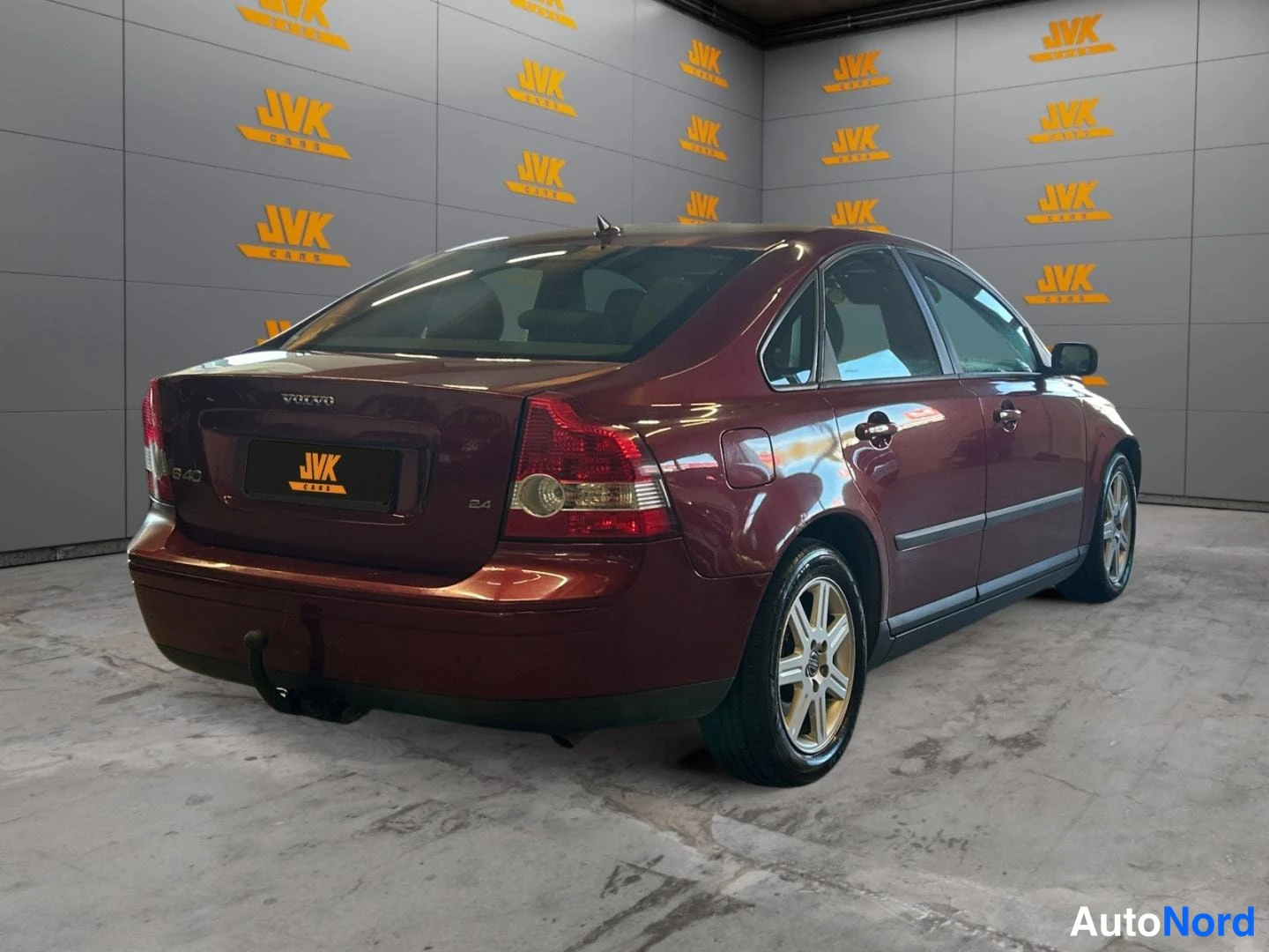 Red Volvo S40 2004, rear three-quarter, photo 5