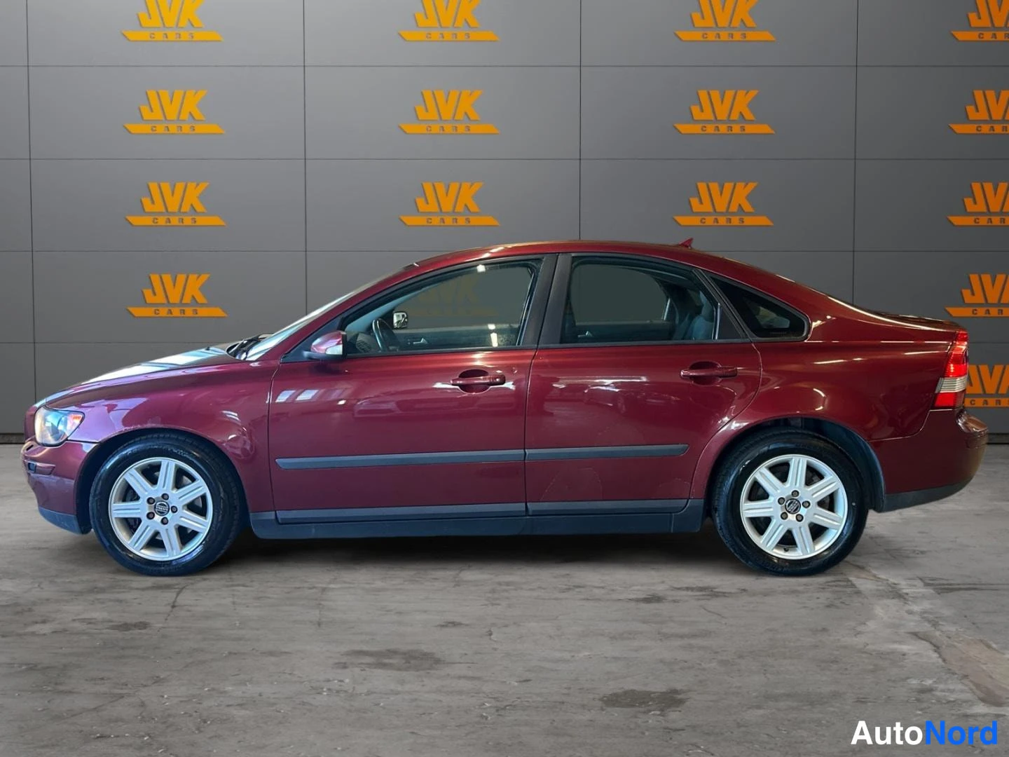 Red Volvo S40 2004, side, photo 3