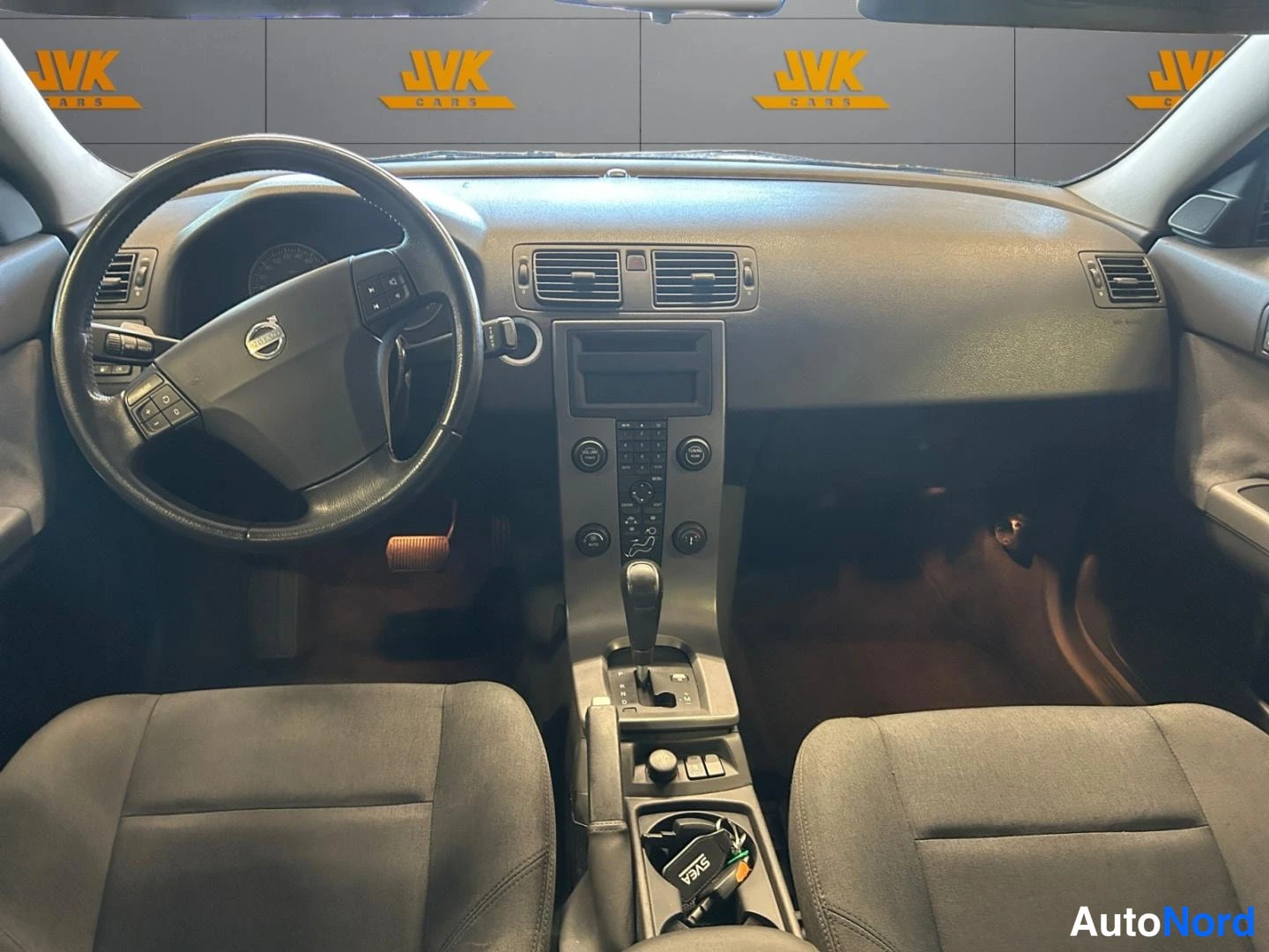 Red Volvo S40 2004, cockpit, photo 8