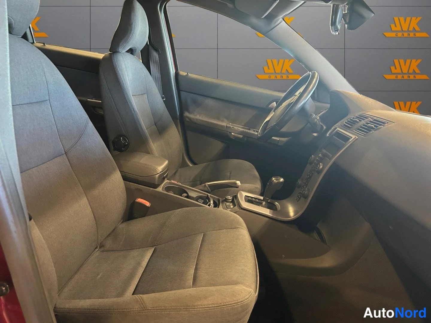 Red Volvo S40 2004, front seats, photo 10
