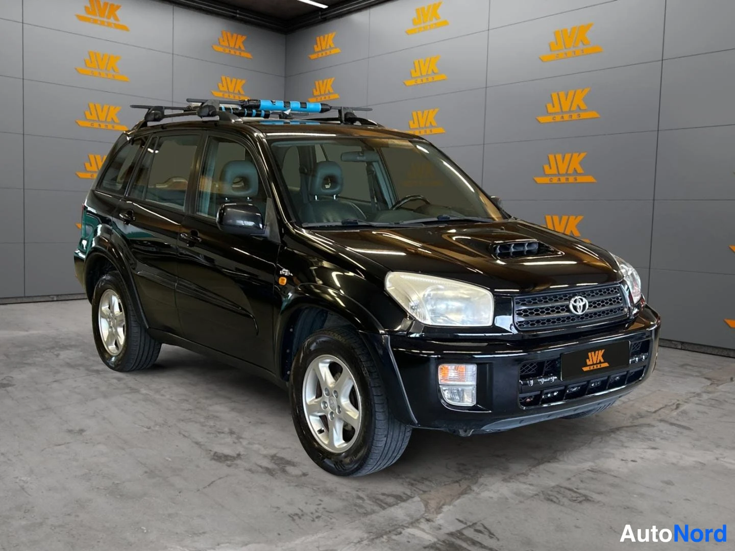 Black Toyota RAV4 2003, front three-quarter, nose to the right, photo 3