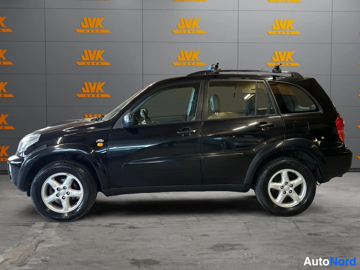 Black Toyota RAV4 2003, front three-quarter, nose to the left, photo 2