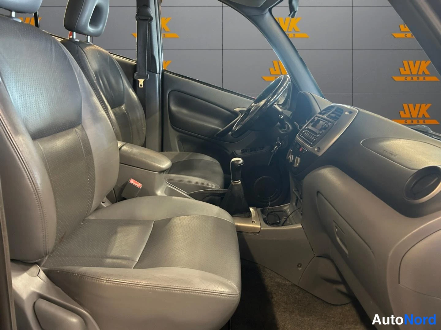Black Toyota RAV4 2003, front seats, photo 10