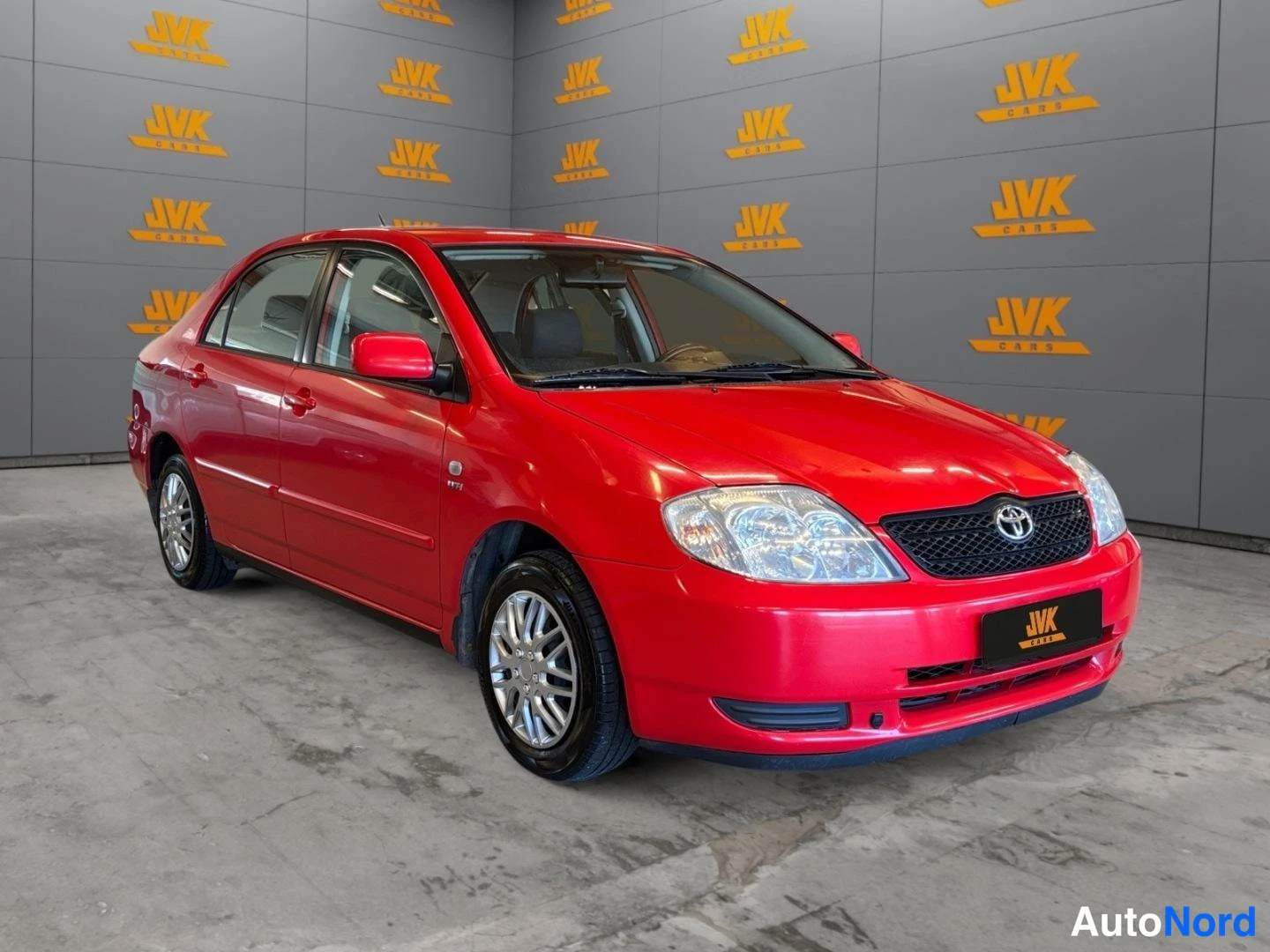 Red Toyota Corolla 2003, front three-quarter, nose to the right, photo 3