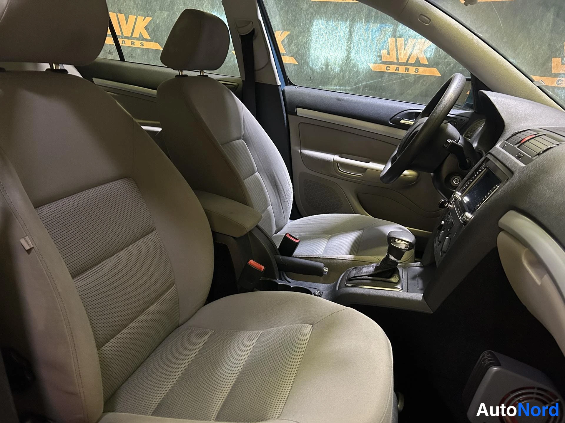 Green Skoda Octavia 2007, front seats, photo 8
