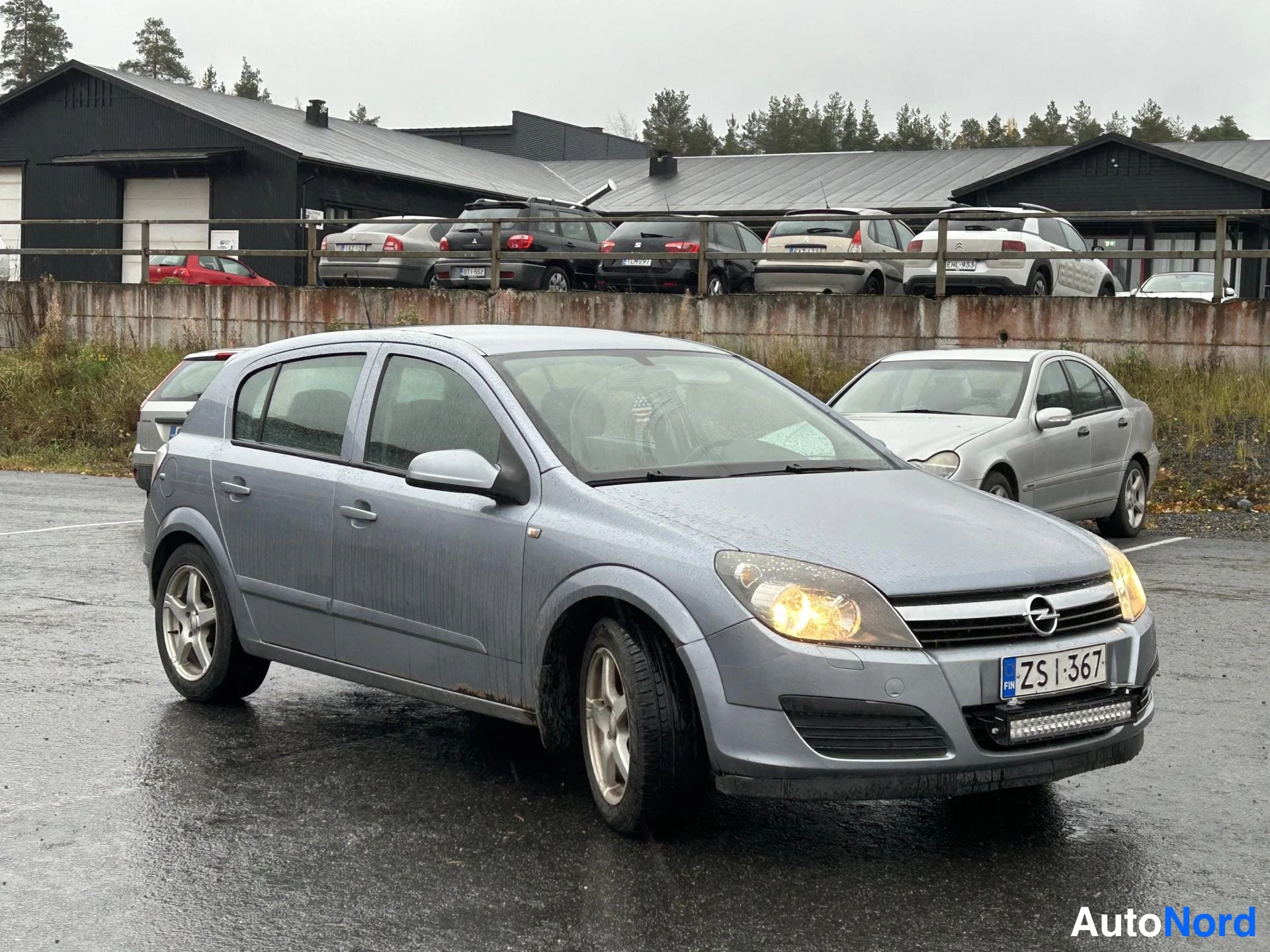 Silver Opel Astra 2006, front three-quarter, nose to the right, photo 2