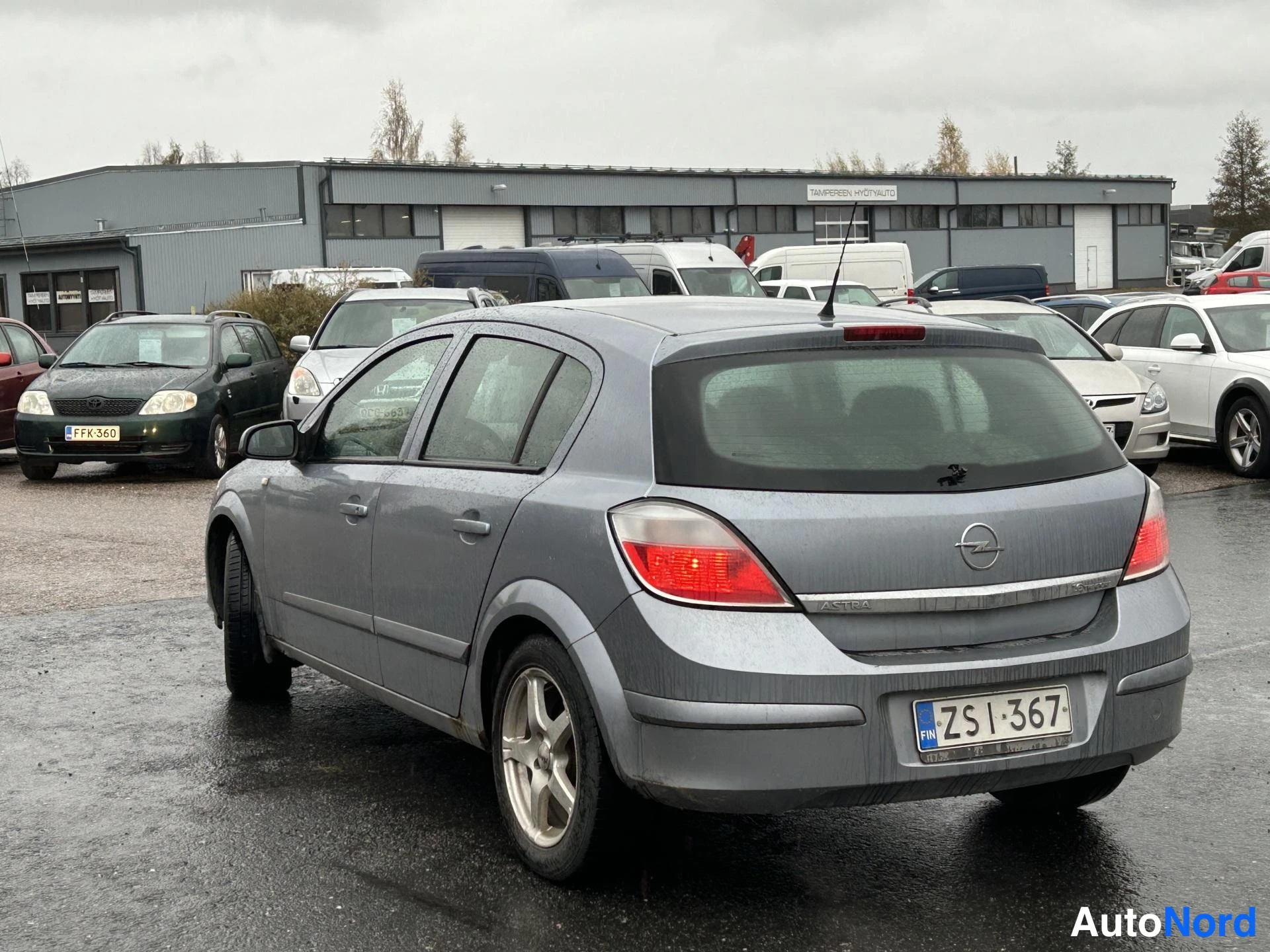 Silver Opel Astra 2006, rear three-quarter, photo 3