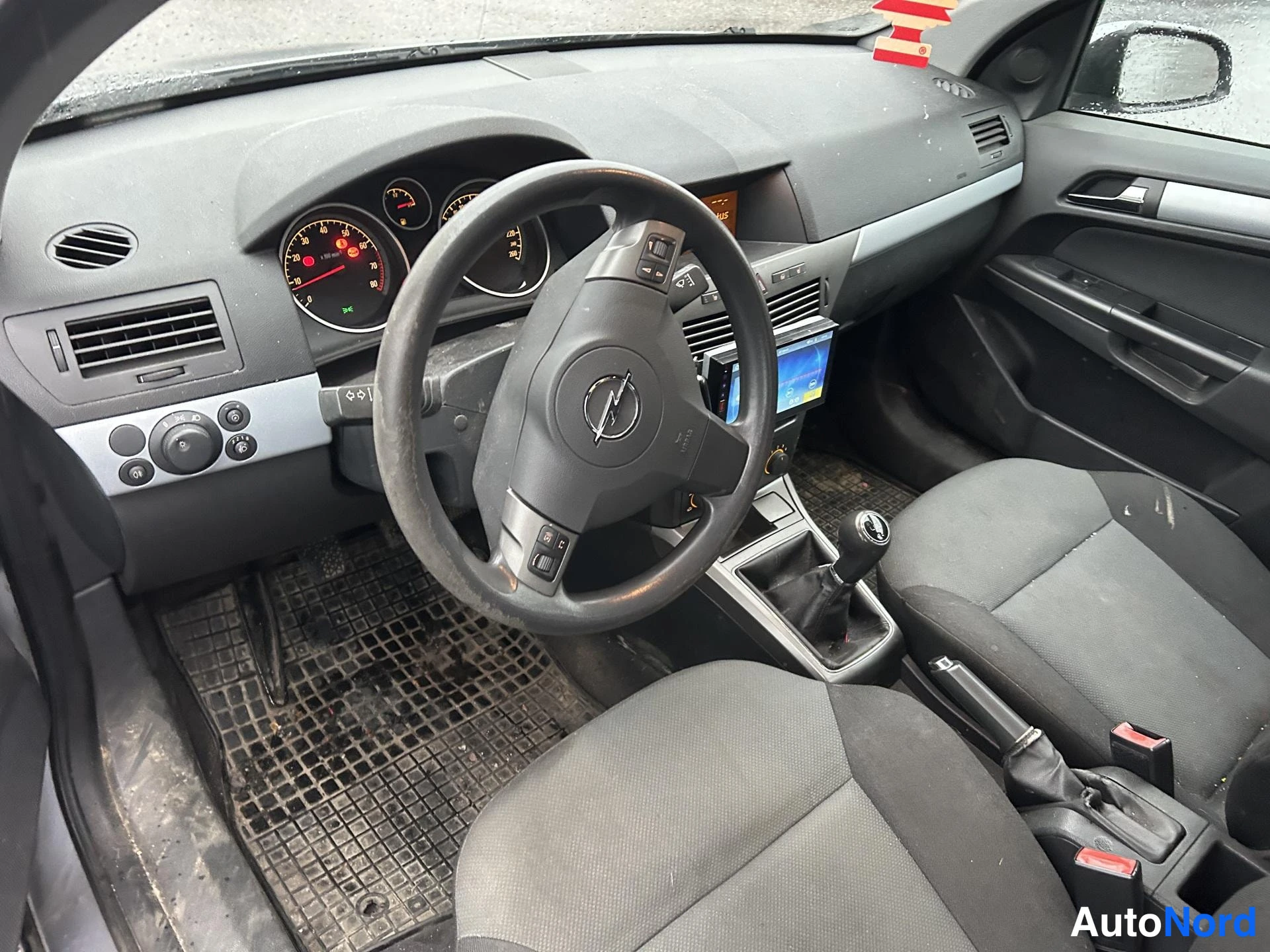 Silver Opel Astra 2006, cockpit, photo 4