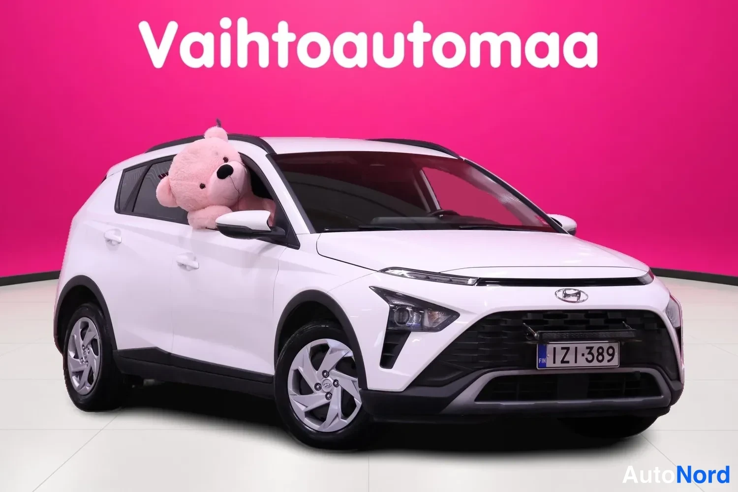 Valkoinen Hyundai Bayon 2023, etuviisto, keula oikealle, kuva 3