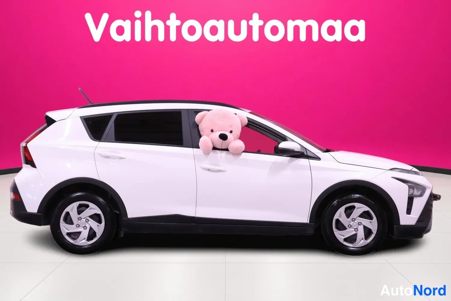 Valkoinen Hyundai Bayon 2023, etuviisto, keula oikealle, kuva 4