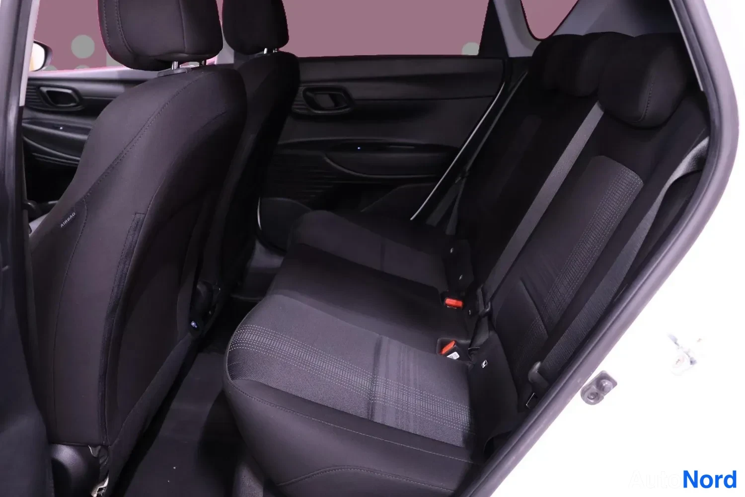 Valkoinen Hyundai Bayon 2023, takaistuimet, kuva 11