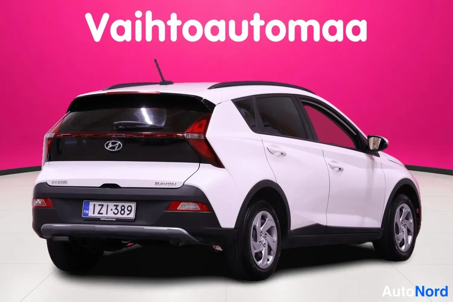 Valkoinen Hyundai Bayon 2023, takaviisto, kuva 5