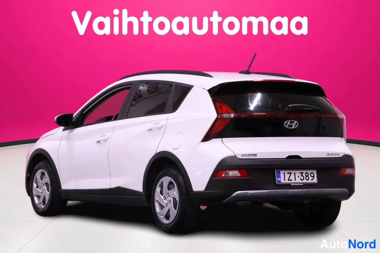 Valkoinen Hyundai Bayon 2023, takaviisto, kuva 6