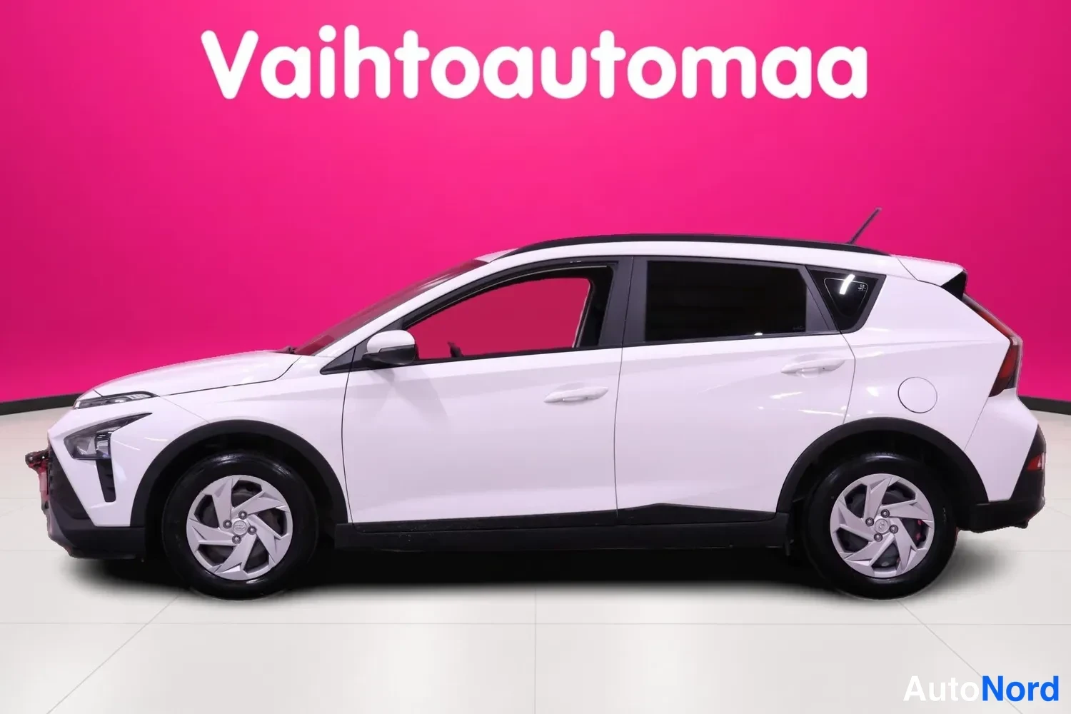 Valkoinen Hyundai Bayon 2023, etuviisto, keula vasemmalle, kuva 2