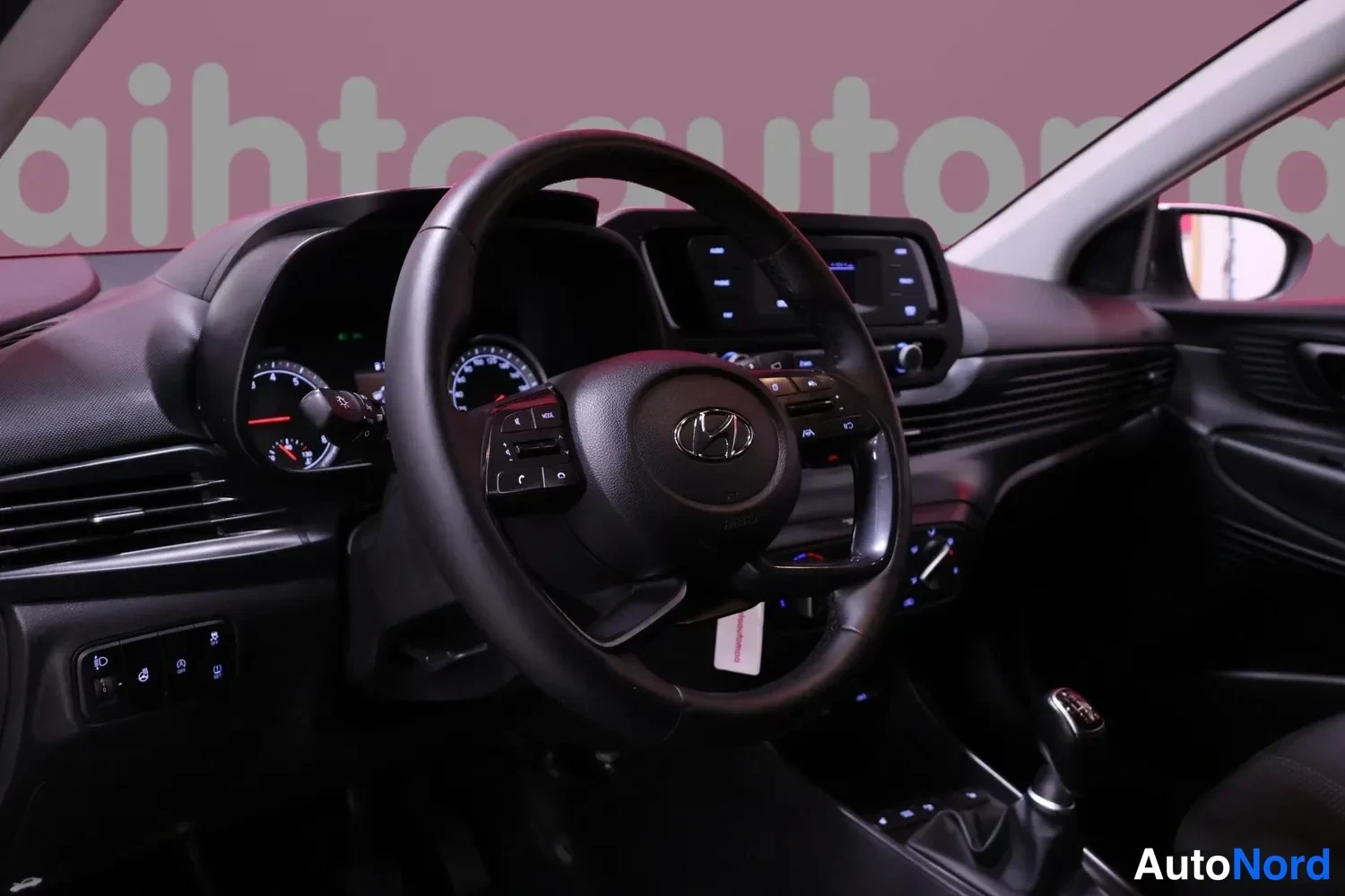 Valkoinen Hyundai Bayon 2023, ohjaamo, kuva 7