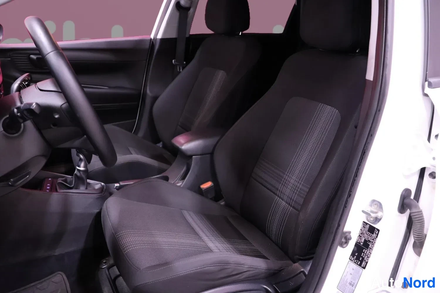 Valkoinen Hyundai Bayon 2023, etuistuimet, kuva 10