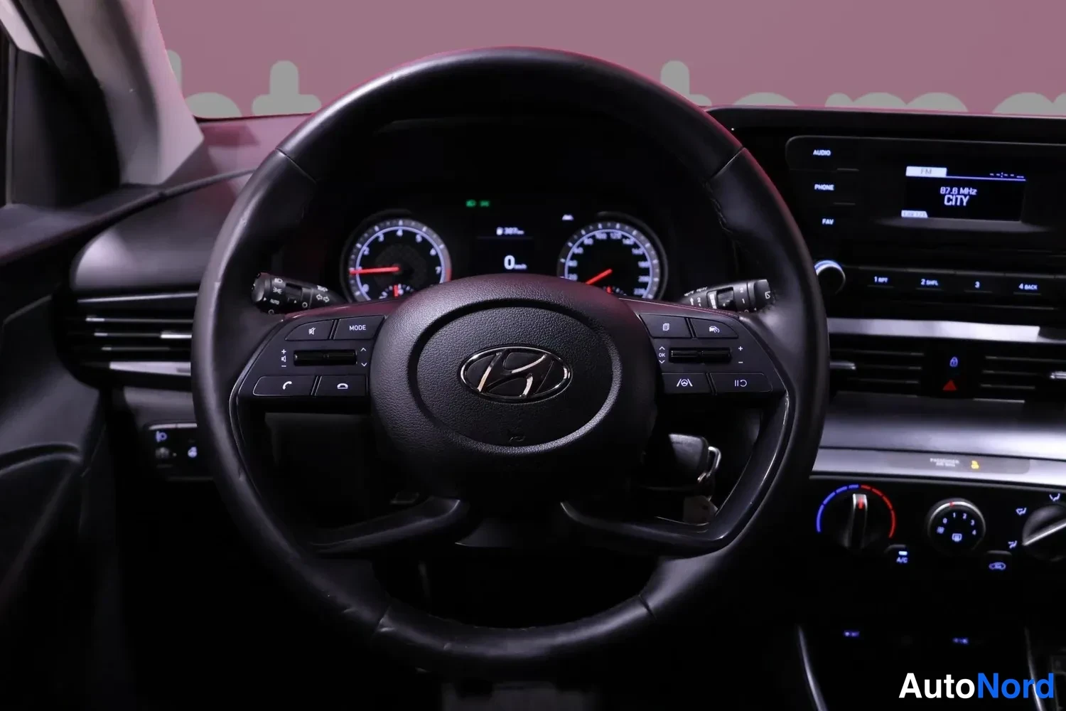 Valkoinen Hyundai Bayon 2023, yksityiskohta, kuva 12