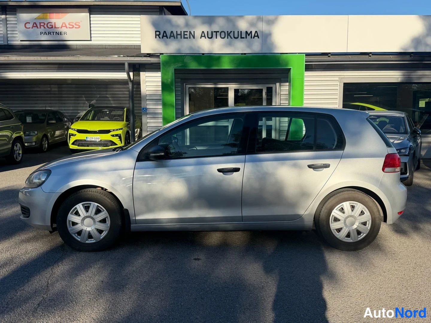 Hopea Volkswagen Golf Trendline 2010, etuviisto, keula vasemmalle, kuva 2