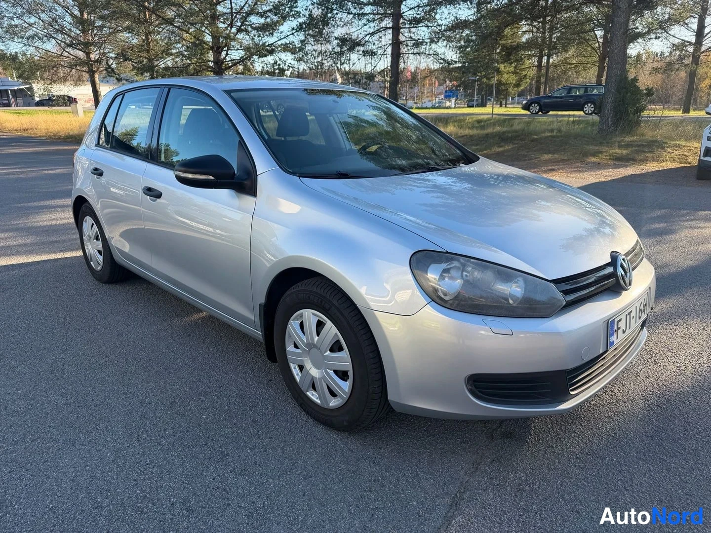 Hopea Volkswagen Golf Trendline 2010, etuviisto, keula oikealle, kuva 3