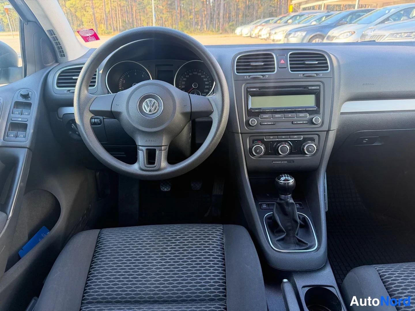 Hopea Volkswagen Golf Trendline 2010, ohjaamo, kuva 8