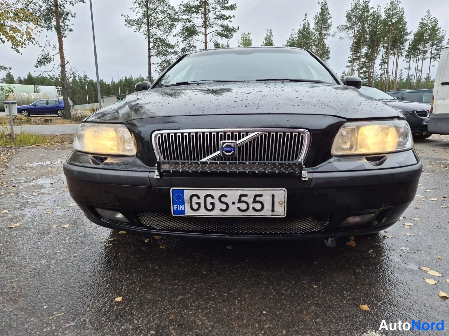 Musta Volvo V70 2006, edestä, kuva 3