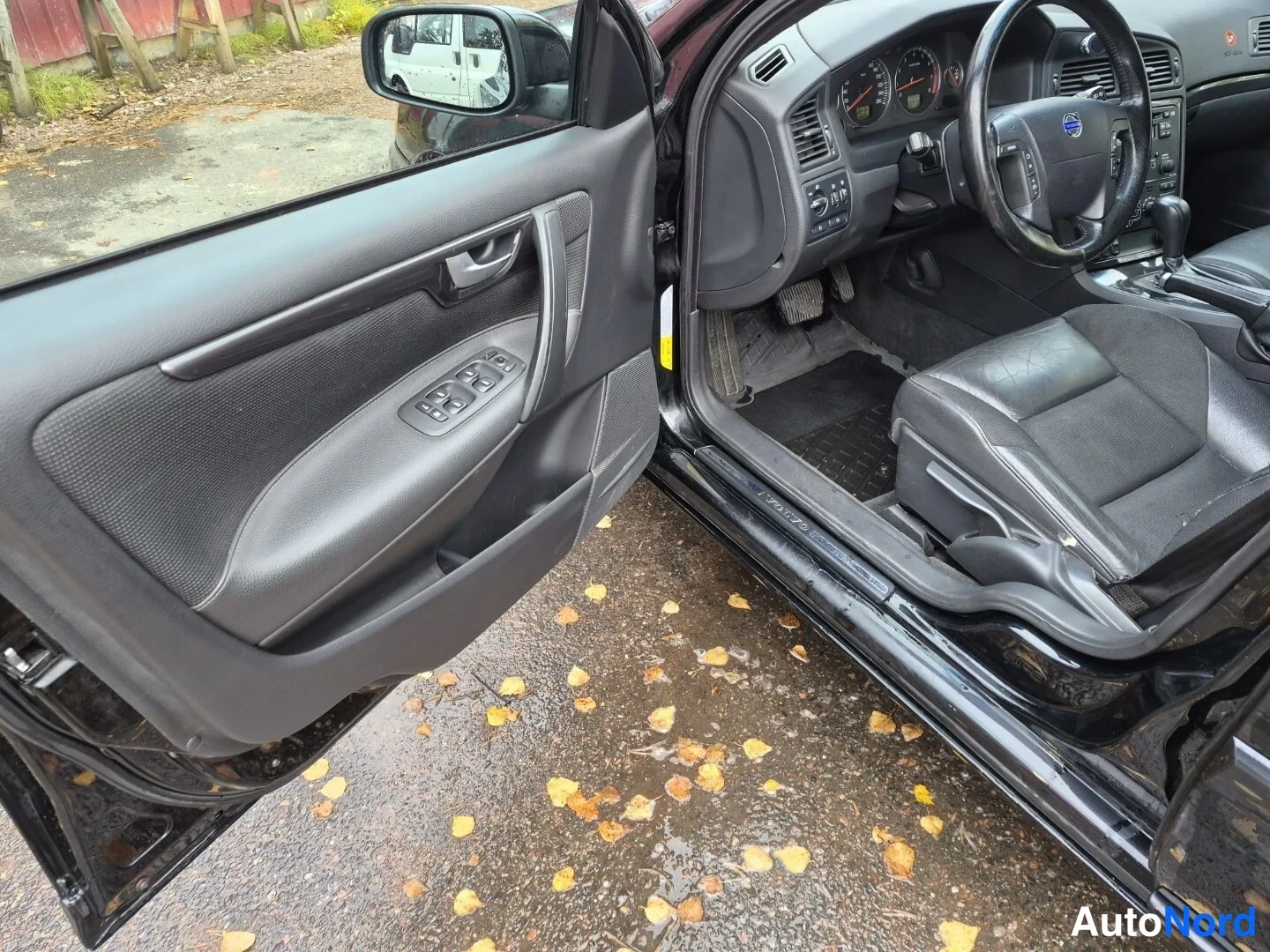Musta Volvo V70 2006, ohjaamo, kuva 9