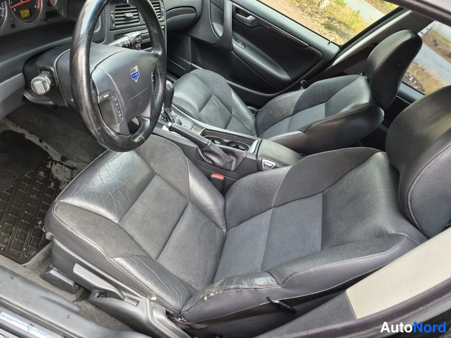 Musta Volvo V70 2006, etuistuimet, kuva 13