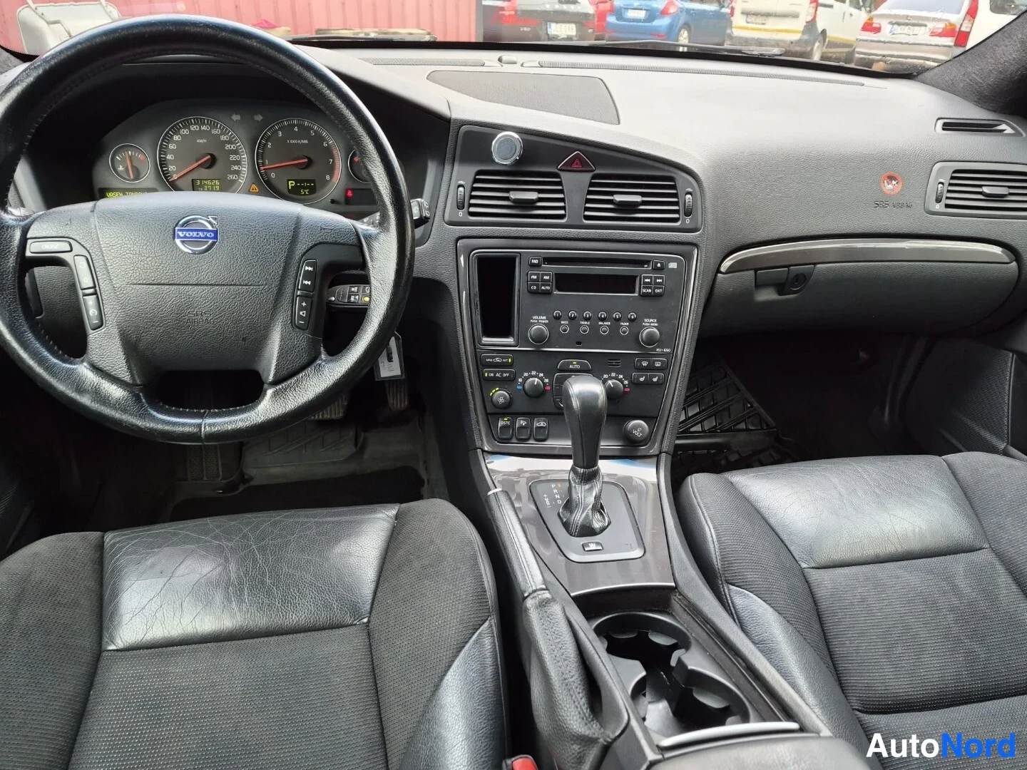Musta Volvo V70 2006, ohjaamo, kuva 10
