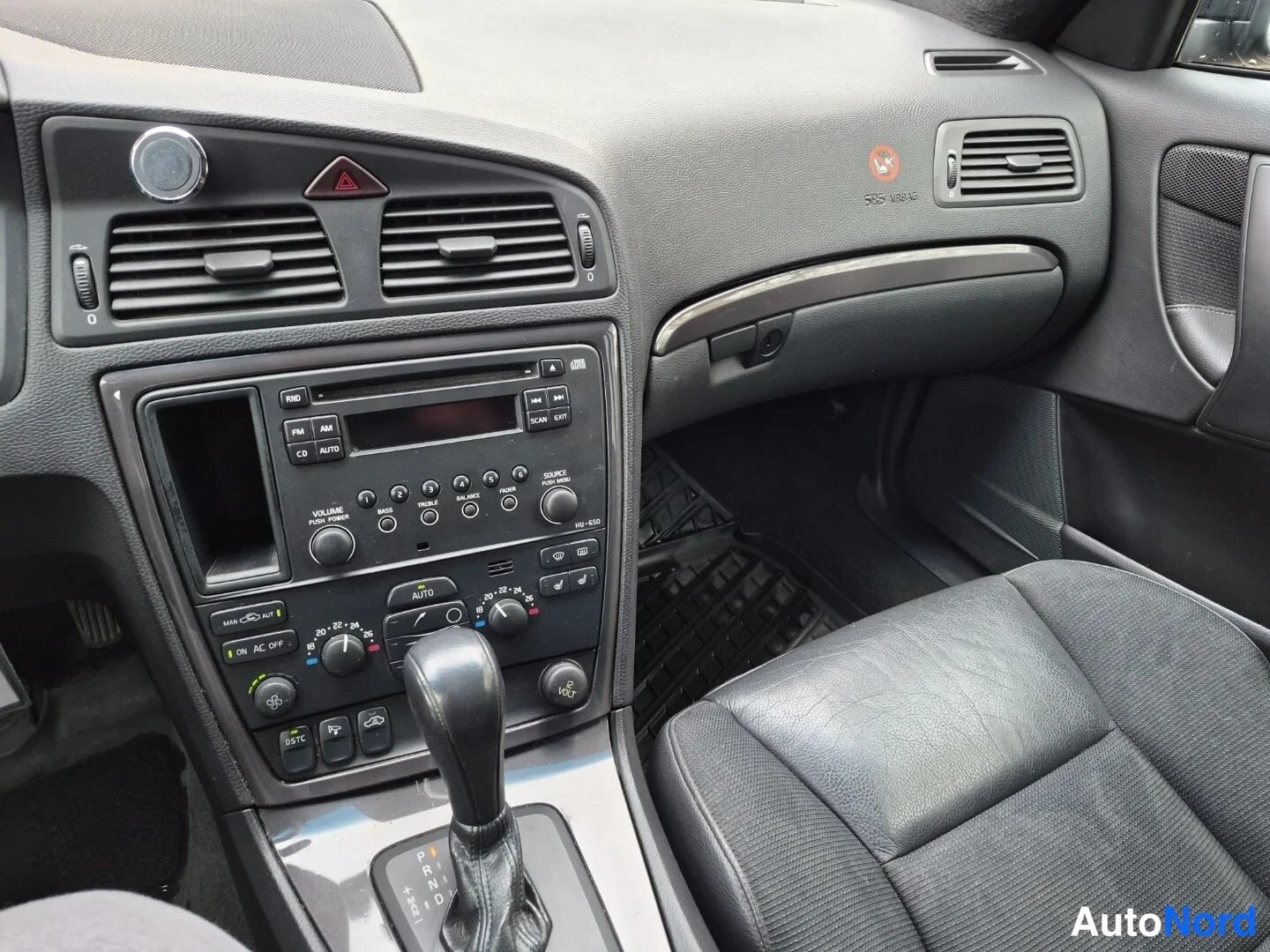 Musta Volvo V70 2006, ohjaamo, kuva 11