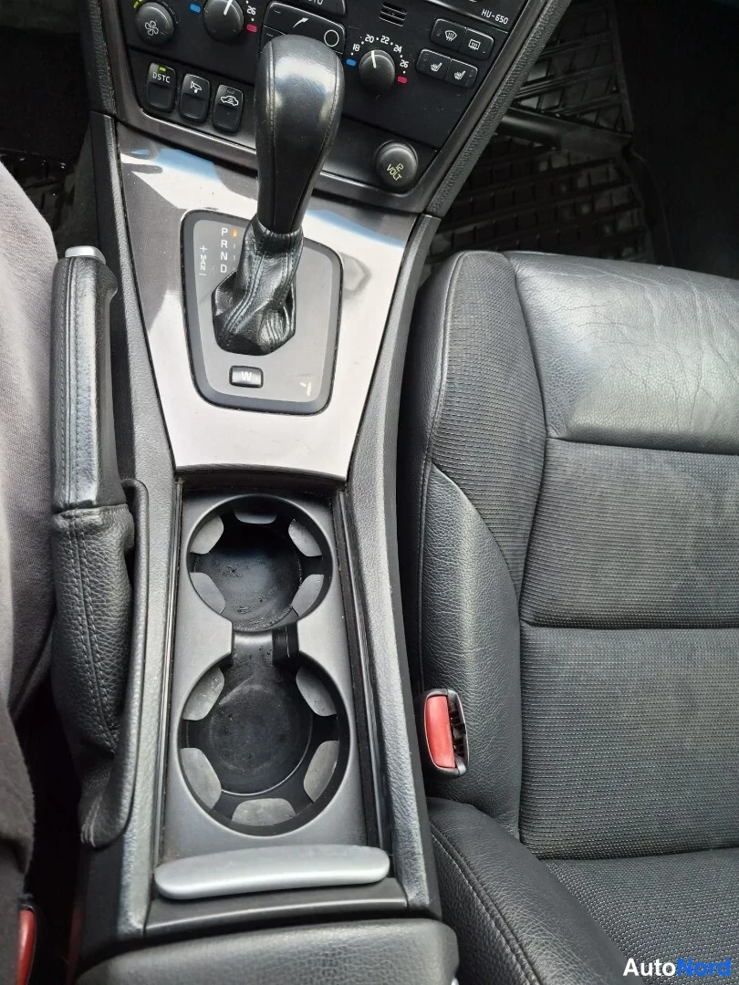 Musta Volvo V70 2006, yksityiskohta, kuva 24