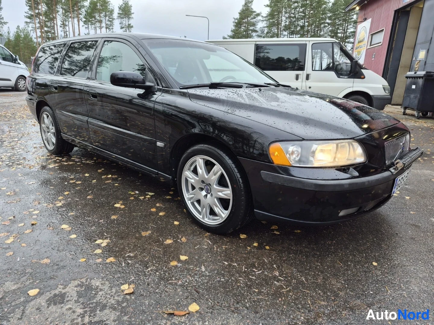 Musta Volvo V70 2006, etuviisto, keula oikealle, kuva 2
